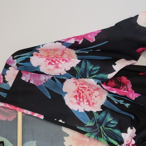 Lolas Room Sheer Ruche Front Crop Floral Blouse Sm - Picture 2 of 9